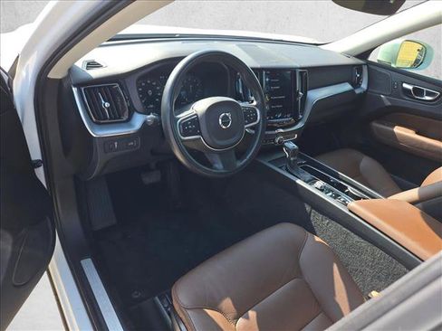 Used 2020 Volvo XC60 T5 Momentum w/ Protection Package Premier FWD image 10