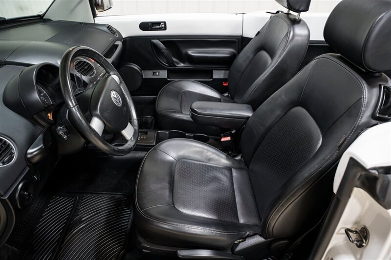 Used 2010 Volkswagen Beetle Convertible FWD image 9