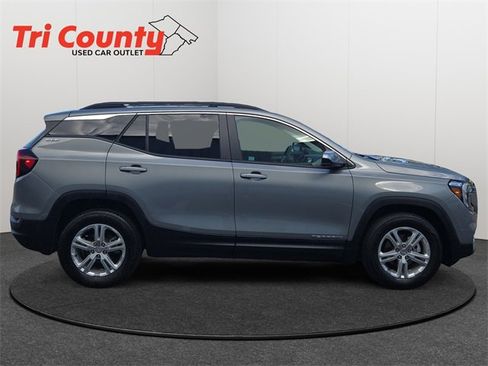 Used 2024 GMC Terrain SLE w/ Driver Convenience Package image 9