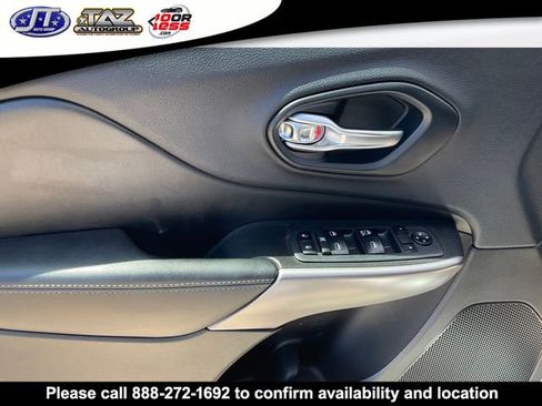 Used 2019 Jeep Cherokee Latitude w/ Popular Appearance Group FWD image 11