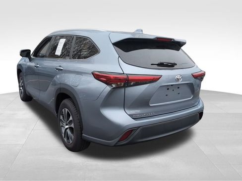 Used 2023 Toyota Highlander XLE image 5