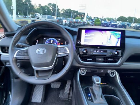 Used 2025 Toyota Grand Highlander AWD image 23