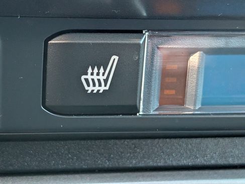 Used 2019 Toyota Tacoma Limited image 24