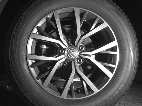 Used 2024 Volkswagen Tiguan SE R-Line FWD image 13
