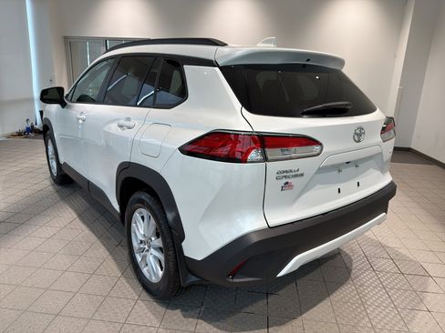 Used 2022 Toyota Corolla Cross LE w/ Moonroof Package FWD image 3