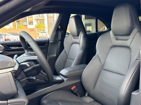 New 2025 Porsche Macan Electric image 5