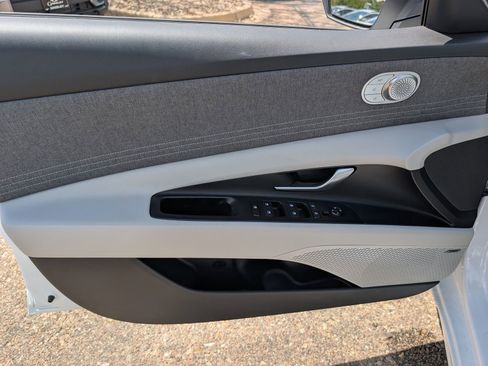 Used 2025 Hyundai Elantra Limited image 8