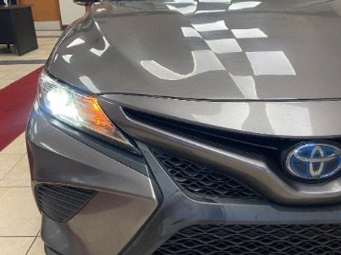 Used 2020 Toyota Camry SE w/ Sunroof Package image 9