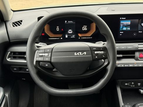 Used 2025 Kia K4 LXS image 29
