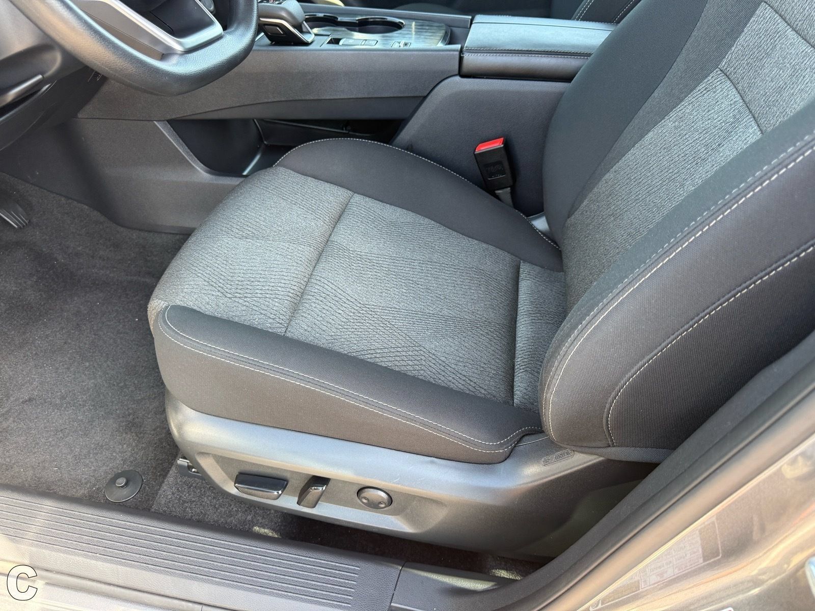 Used 2024 Nissan Rogue SV FWD image 13