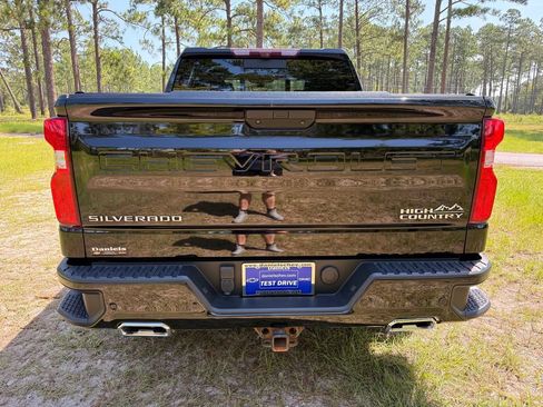 Used 2021 Chevrolet Silverado 1500 High Country w/ Technology Package AWD/4WD image 4