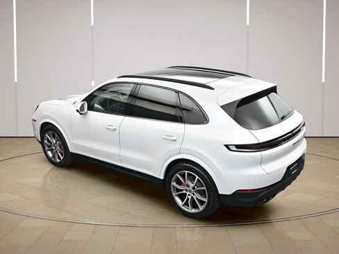 Certified 2025 Porsche Cayenne S AWD/4WD image 34