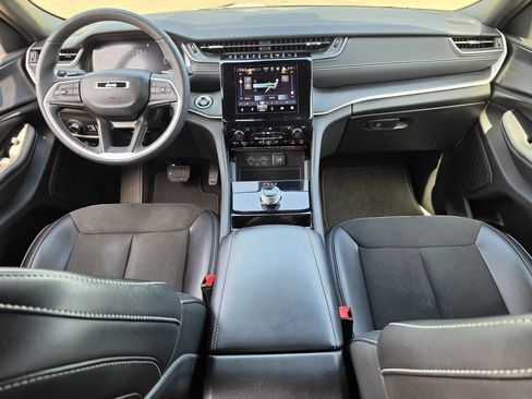 Used 2023 Jeep Grand Cherokee Altitude RWD image 10