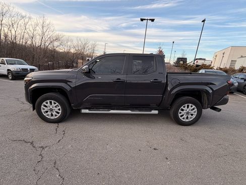Used 2025 Toyota Tacoma SR5 image 2