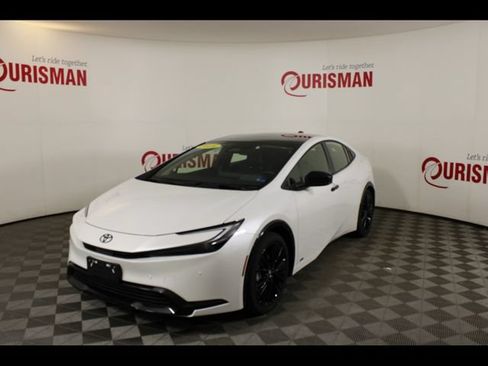 Used 2025 Toyota Prius AWD image 2