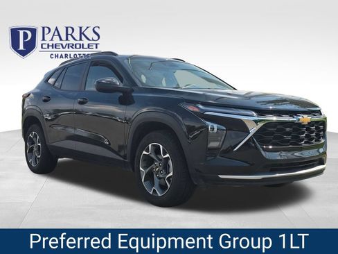 Certified 2025 Chevrolet Trax LT FWD image 1