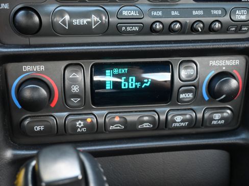 Used 2004 Chevrolet Corvette Coupe RWD image 21