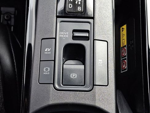 Used 2025 Toyota Prius XLE image 25