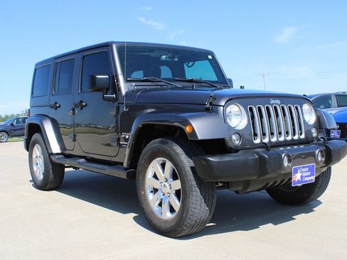 Used 2018 Jeep Wrangler Unlimited Sahara w/ Dual Top Group AWD/4WD image 3
