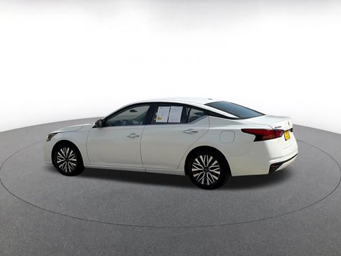 Used 2025 Nissan Altima 2.5 SV FWD image 10