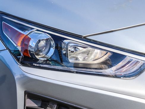 Used 2022 Hyundai Ioniq SE image 4