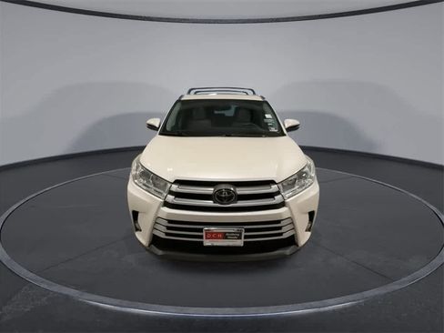 Used 2019 Toyota Highlander XLE image 3