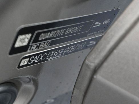 Used 2017 Jaguar F-PACE Premium image 39