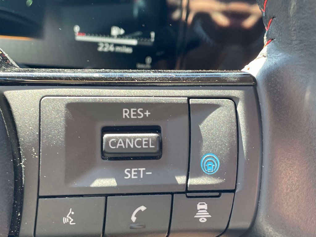 Used 2025 Nissan Kicks SR AWD/4WD image 28