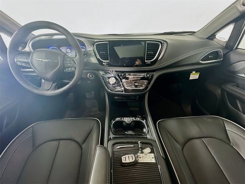 New 2026 Chrysler Pacifica Limited w/ Uconnect Theater Family Group image 9