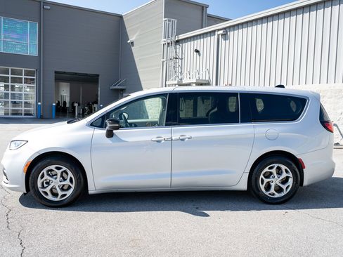 Used 2024 Chrysler Pacifica Limited FWD image 5