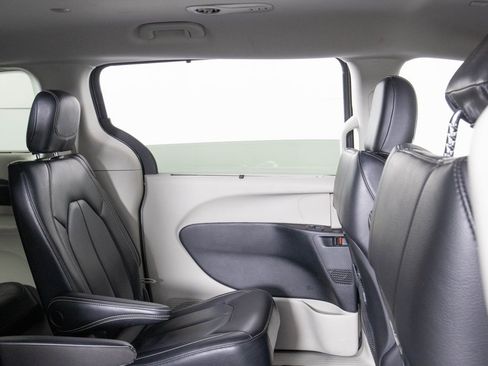 Used 2022 Chrysler Pacifica Touring-L image 12