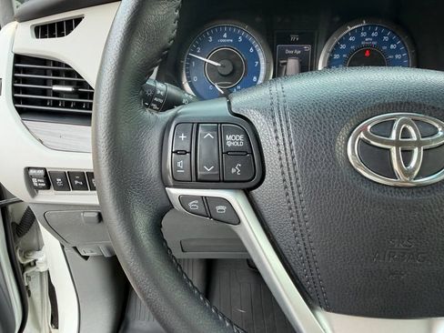Used 2015 Toyota Sienna XLE w/ XLE Navigation Package FWD image 17