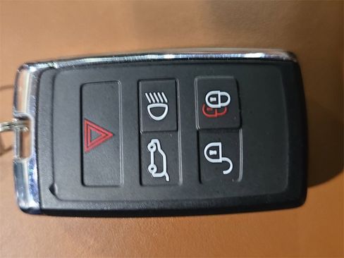 Used 2020 Jaguar E-PACE SE image 36