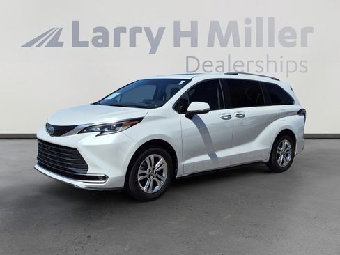 Used 2022 Toyota Sienna Platinum AWD/4WD image 1