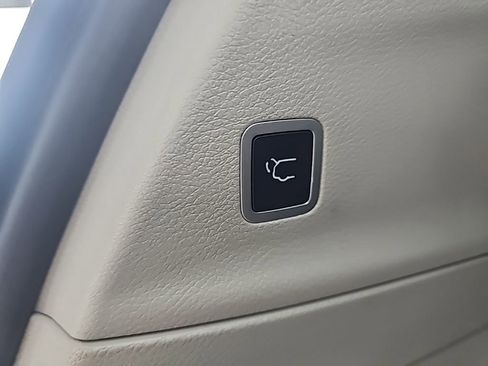 Used 2024 Chrysler Pacifica Touring-L image 34