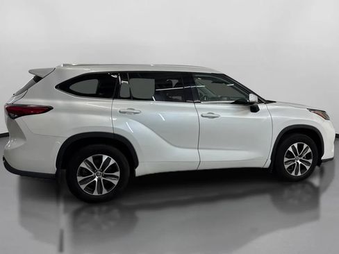 Used 2022 Toyota Highlander XLE AWD/4WD image 11