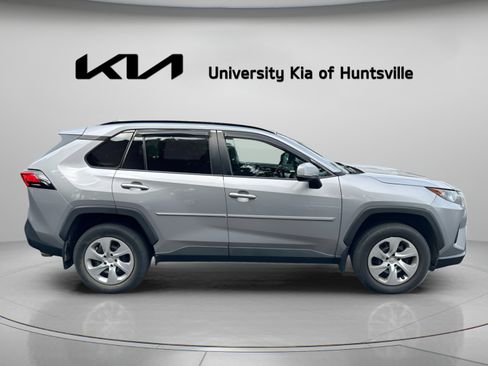 Used 2019 Toyota RAV4 LE FWD image 9