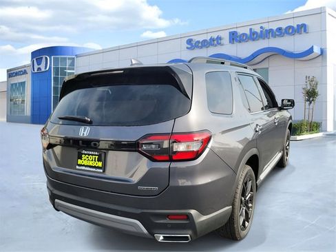 New 2025 Honda Pilot Touring image 4