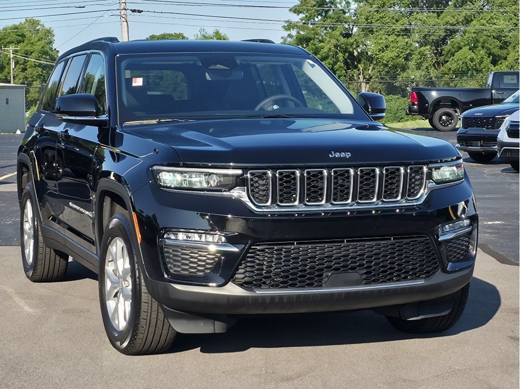 Used 2023 Jeep Grand Cherokee Limited AWD/4WD image 6
