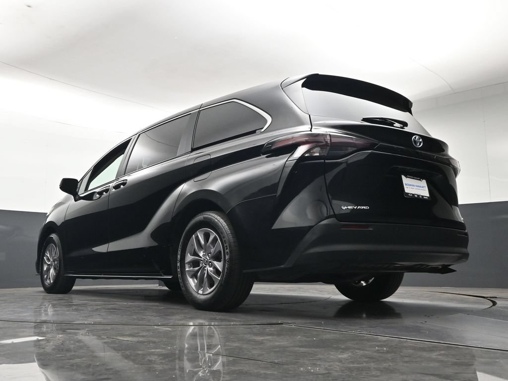 Used 2025 Toyota Sienna LE AWD/4WD image 27