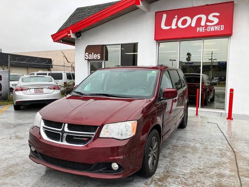 Used 2017 Dodge Grand Caravan SXT FWD image 3