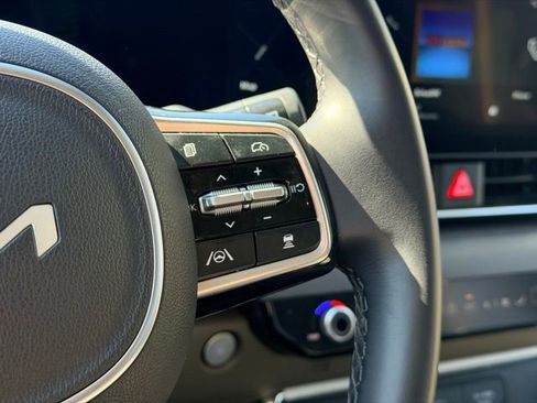 Used 2025 Kia Carnival EX image 12