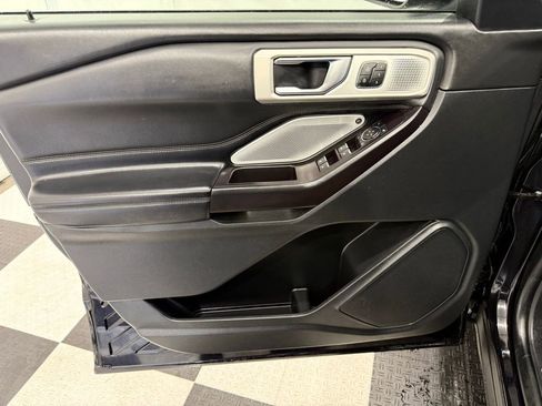 Used 2020 Ford Explorer Platinum w/ Premium Technology Package image 15