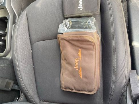 Used 2018 Jeep Wrangler Unlimited Sport S AWD/4WD image 9