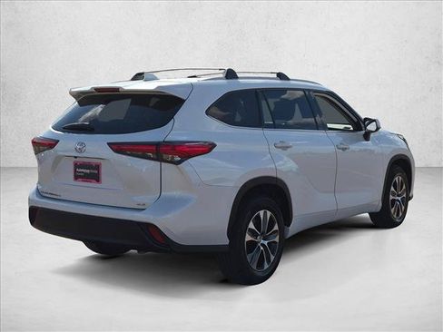 Used 2022 Toyota Highlander XLE FWD image 5