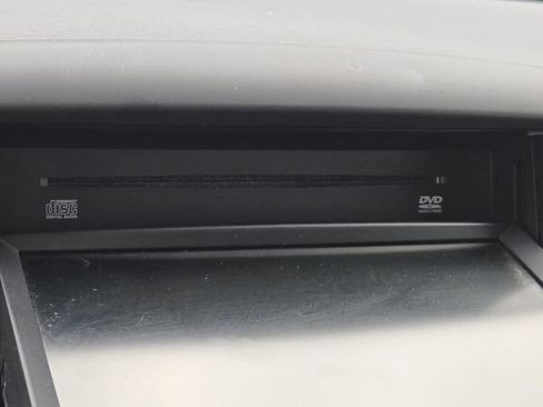 Used 2014 Chrysler Town & Country Limited w/ Luxury Group FWD image 6
