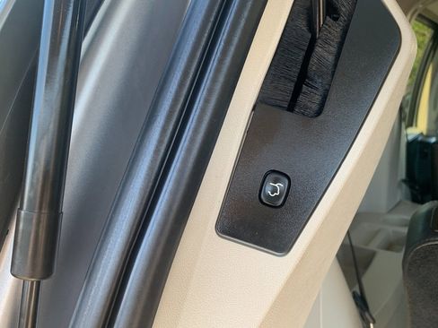 Used 2014 Chrysler Town & Country Touring image 11