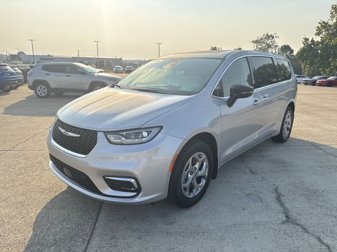 Used 2024 Chrysler Pacifica Limited w/ Uconnect Theater Family Group image 2