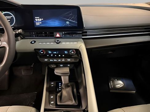 New 2025 Hyundai Elantra Limited image 40