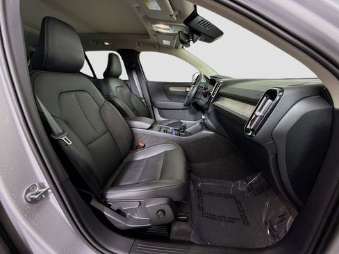 Used 2025 Volvo XC40 B5 Core image 29